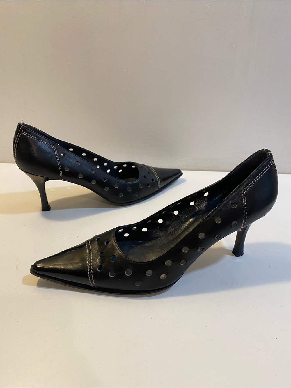 Stuart Weitzman Black Pointed Toe Perforated Leather Heels Sz 8